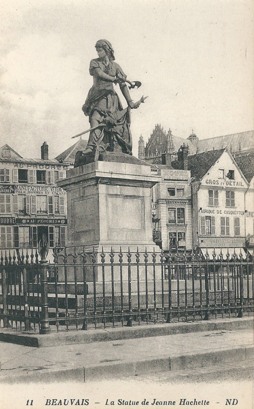 Carte postale ancienne Beauvais-Fr-60-Cpa-place de l'hotel de ville-Jeanne Hachette-01 à Beauvais