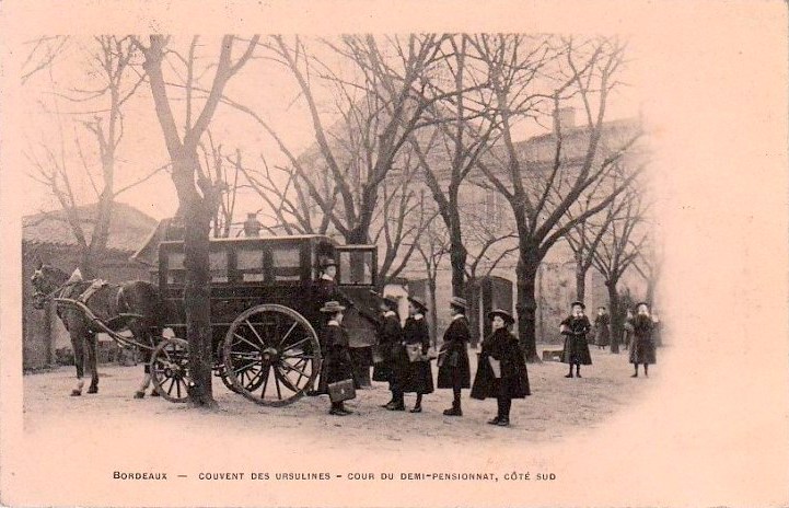 Carte postale ancienne Bordeaux - Couvent des Ursulines - cour de démi-pensionnat à Bordeaux