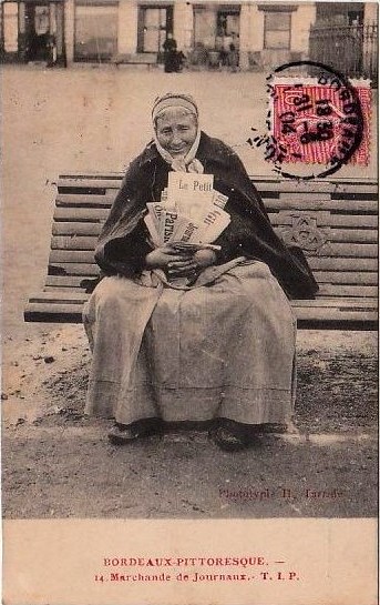 Carte postale ancienne Bordeaux Pittoresque 14 - Marchande de journaux à Bordeaux