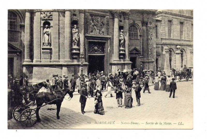 Carte postale ancienne Sortie de messe à Nd de Bordeaux à Bordeaux