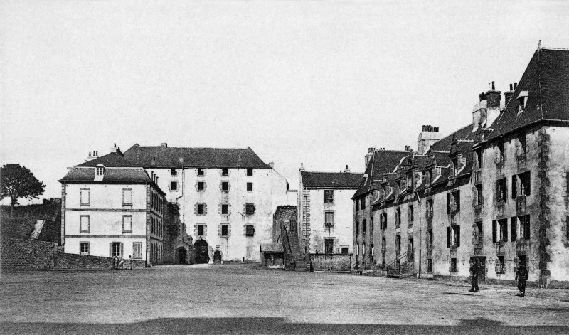 Carte postale ancienne 3Fi089 117 la cour du château et caserne du 19e régiment restored à Brest