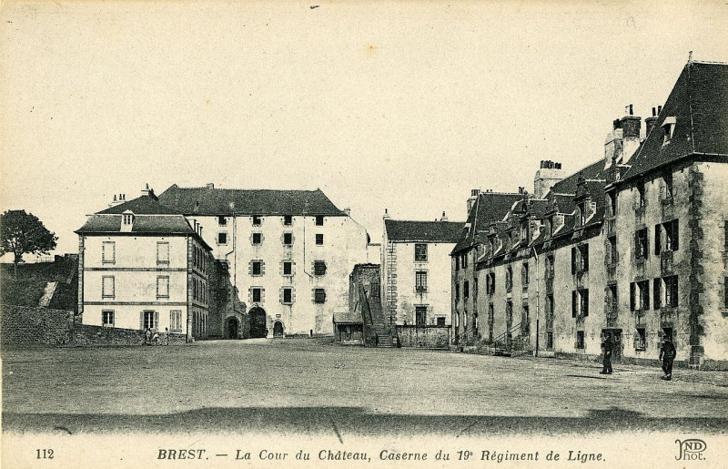 Carte postale ancienne 3Fi089 117la cour du château et caserne du 19e régiment de ligne à Brest