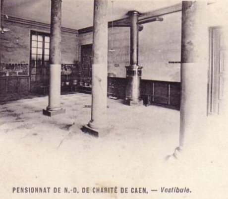 Carte postale ancienne Caen notredamedecharite cpa pensionnat vestibule à Caen