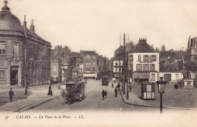 Carte postale ancienne Ll 37 - Calais - La Place de la Poste à Calais