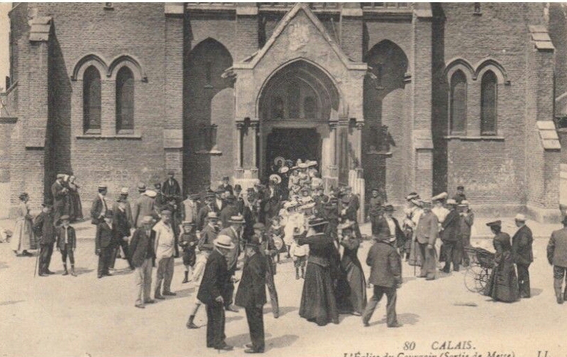 Carte postale ancienne Sortie de messe au Courgain à Calais