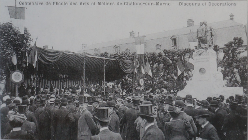 Carte postale ancienne Monument centenaire Art & Métiers Chalons à Châlons-en-Champagne