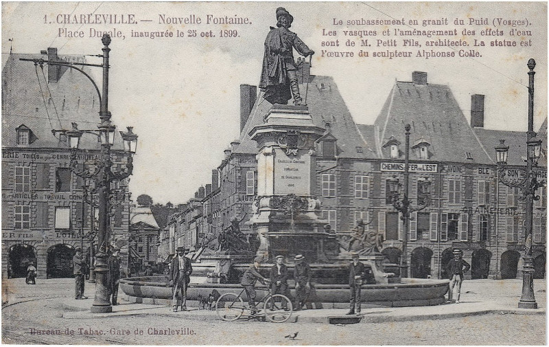 Carte postale ancienne 1. Charleville - Place Ducale — Nouvelle Fontaine inaugurée le 25 octobre 1899 à Charleville-Mézières
