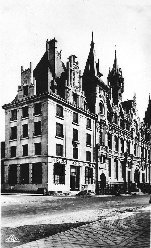 Carte postale ancienne La Poste et le bâtiment communal à Charleville-Mézières