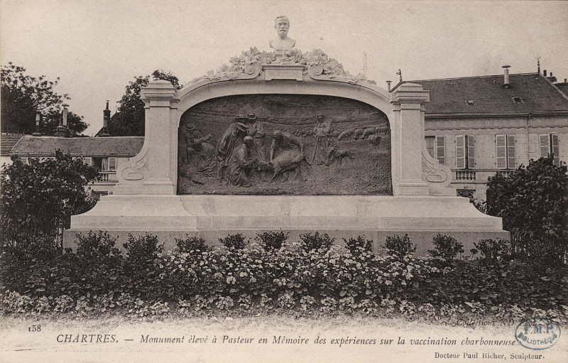 Carte postale ancienne Monument élevé à Pasteur en mémoire des expériences sur la vaccination CIPA0835 à Chartres