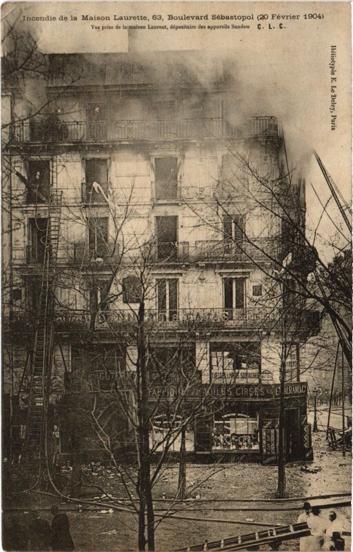 Carte postale ancienne Incendie de la Maison Laurette à Paris 1er