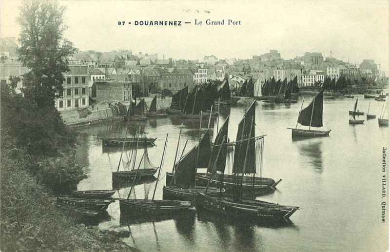Carte postale ancienne Chaloupes sardinières Douarnenez 2 à Douarnenez