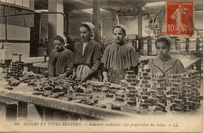 Carte postale ancienne Prépartion boîtes de conserves à Douarnenez