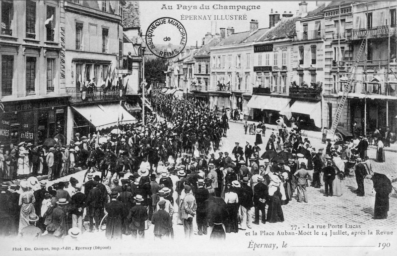 Carte postale ancienne 31e dragon le 14 juillet à Épernay