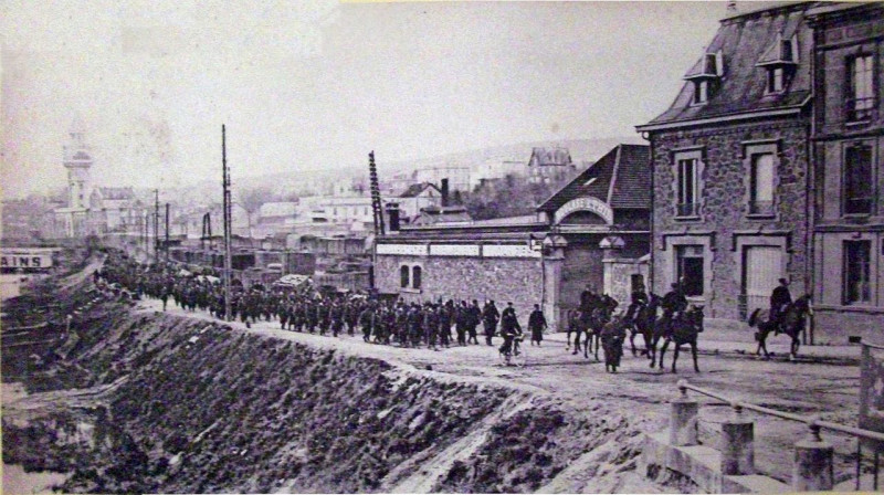 Carte postale ancienne La troupe à Epernay contre la révolte du 12 avril 1911 à Épernay