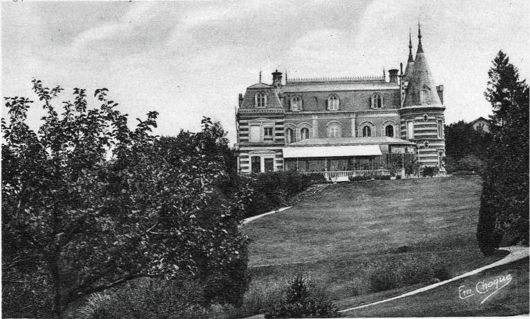 Carte postale ancienne Le château de Pékin vu du parc à Épernay