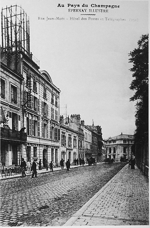 Carte postale ancienne Rue Moet épernay hotel des postes 1008901 à Épernay