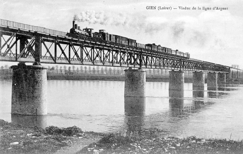 Carte postale ancienne Gien viaduc de la ligne d'Argent à Gien