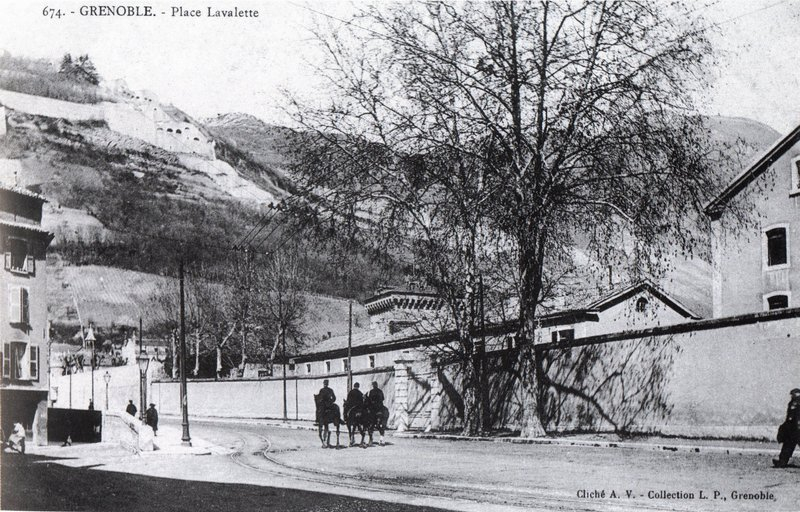 Carte postale ancienne Caserne Vinoy - Grenoble à Grenoble