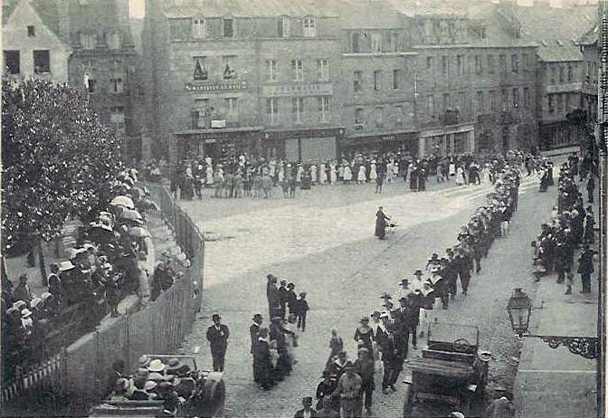 Carte postale ancienne Fête de la Saint-Loup - arrivée à Guingamp de la dérobée à Guingamp
