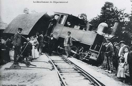 Carte postale ancienne Guingamp - Déraillement d'un train - 1909 (1) à Guingamp