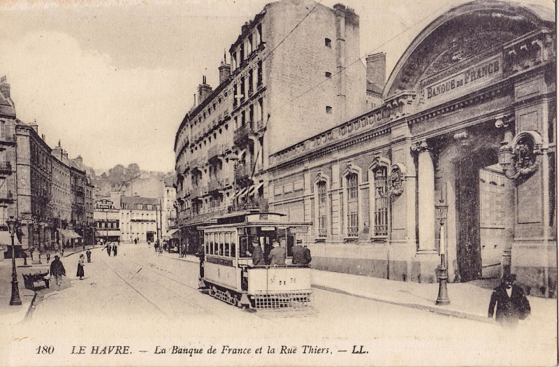 Carte postale ancienne Ll 180 - Le Havre - La Banque de France et la Rue Thiers au Havre