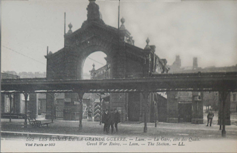 Carte postale ancienne Carte postale gare de Laon destruction de 1GM à Laon