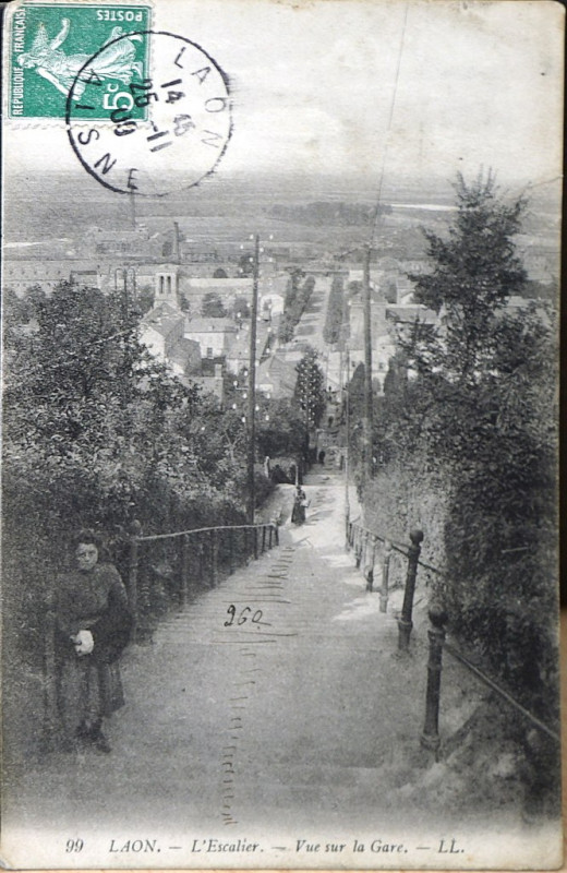 Carte postale ancienne ESCalier de la gare plongée 99804 à Laon