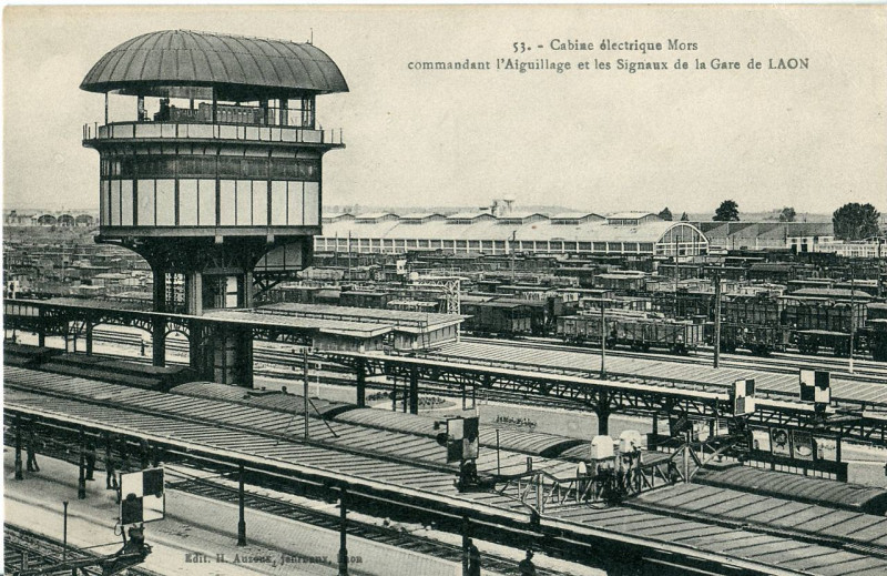 Carte postale ancienne Laon - Cabine électrique Mors, commandant l'aiguillage et les signaux de la Gare de Laon à Laon