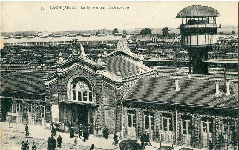 Carte postale ancienne Laon - La gare et ses dépendances à Laon