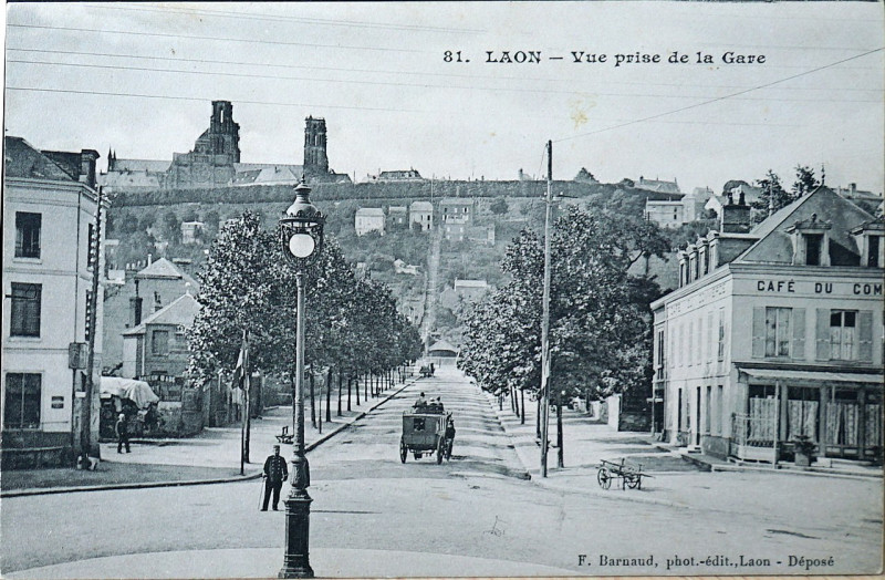 Carte postale ancienne Place gare cathédrale Laon 99805 à Laon