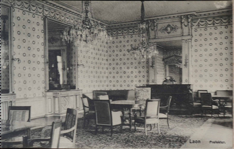 Carte postale ancienne Salon prefecture de laon à Laon
