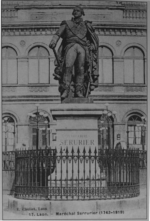 Carte postale ancienne Statue de Serrurier devant la mairie à Laon