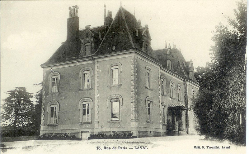 Carte postale ancienne Bâtiment administratif du Lycée Douanier Rousseau dit le Château à Champrond