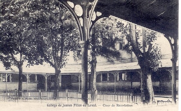 Carte postale ancienne Cours de récration à Laval