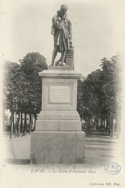 Carte postale ancienne La statue d'Ambroise Paré - Laval CIPA0830 à Laval