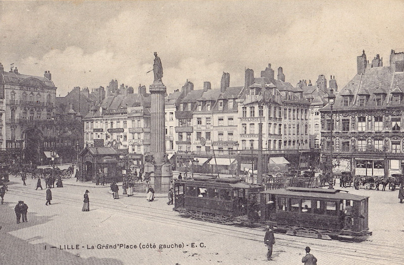 Carte postale ancienne La Grand'Place (côté gauche) à Lille
