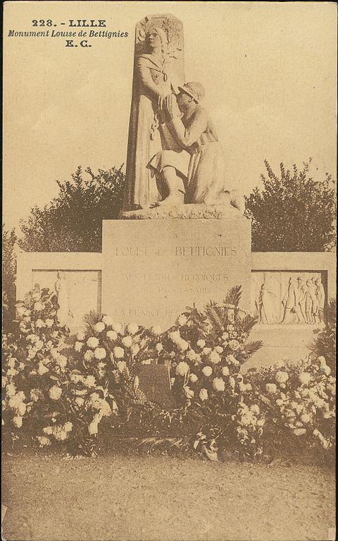 Carte postale ancienne Lille - 228 - Monument Louise de Bettignies à Lille