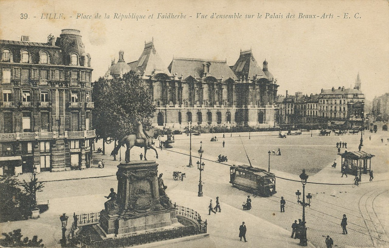 Carte postale ancienne Lille - 39 - Place de la Republique et Faidherbe à Lille