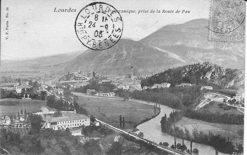 Carte postale ancienne Lourdes-Vue panoramique prise depuis la route de Pau-Vp 26 à Lourdes
