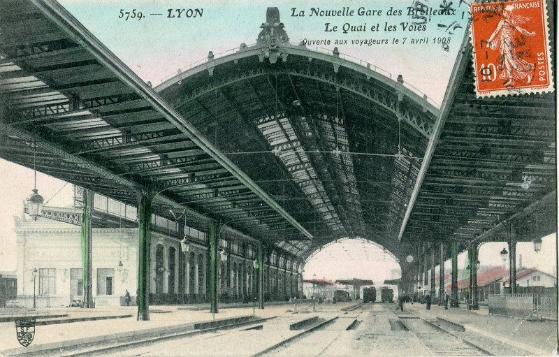 Carte postale ancienne Lyon - La Nouvelle gare des Brotteaux - Le Quai et les voies - Ouverte aux voyageurs le 7 avril 1908 à Lyon