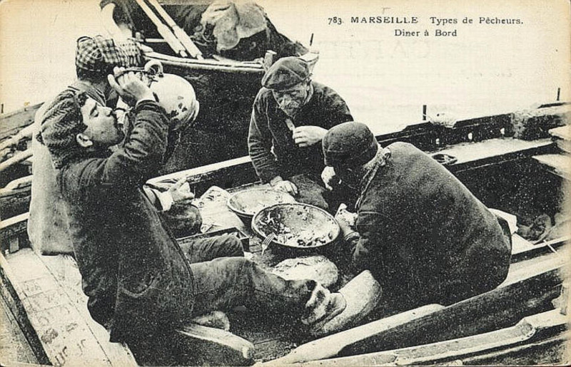 Carte postale ancienne Types de Pêcheurs - Diner à Bord à Marseille