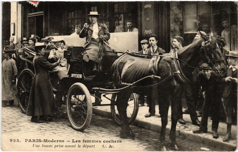 Carte postale ancienne Paris Les femmes cocher une bonne prise avant le depart Transport