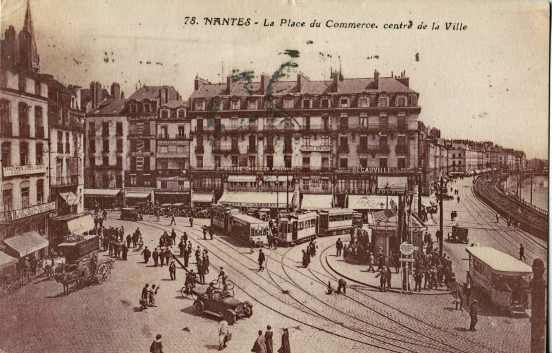 Carte postale ancienne La Place du Commerce, centre de la Ville à Nantes