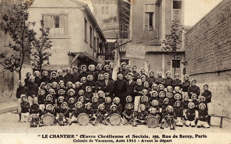 Carte postale ancienne Le Chantier - Oeuvre Chrétienne et Sociale - Rue de Bercy - Colonie de Vacances, Août 1911 - Avant le départ à Paris 12e
