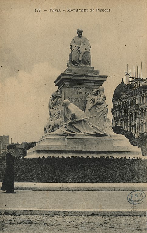 Carte postale ancienne Monument de Pasteur à Paris 7e