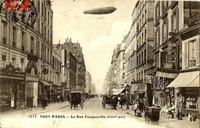 Carte postale ancienne La Rue Tocqueville à Paris 17e