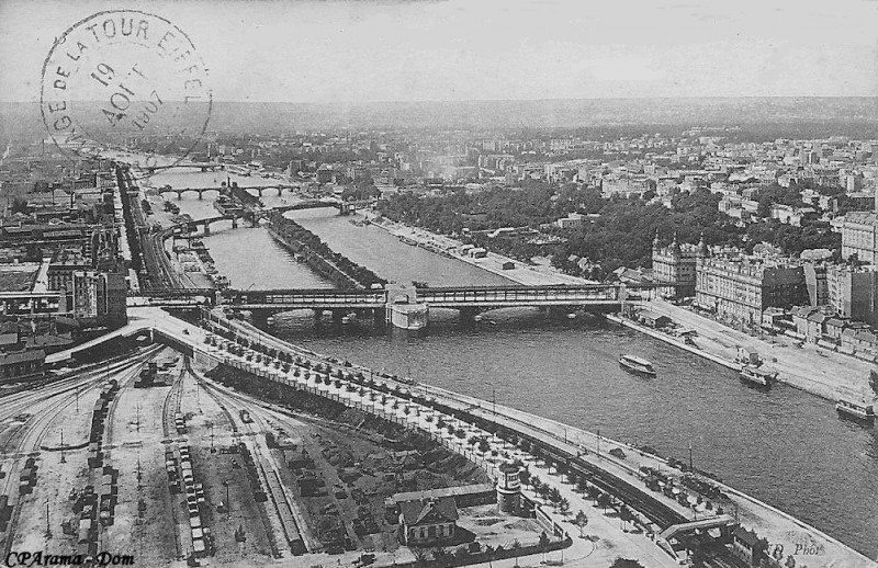 Carte postale ancienne Panorama de Paris -Vue sur la Seine et Passy prise en aval de la Tour Eiffel à Paris 7e
