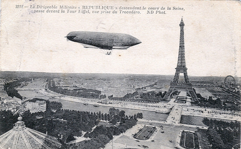 Carte postale ancienne Paris - Luftschiff über Eiffelturm