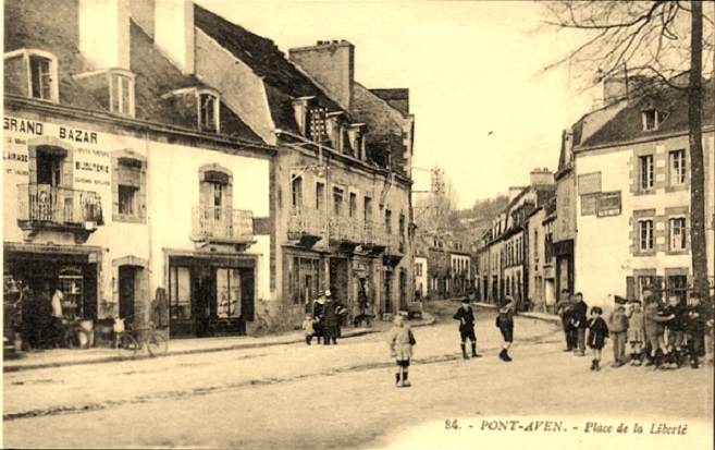 Carte postale ancienne Pont-Aven Place de la Liberté