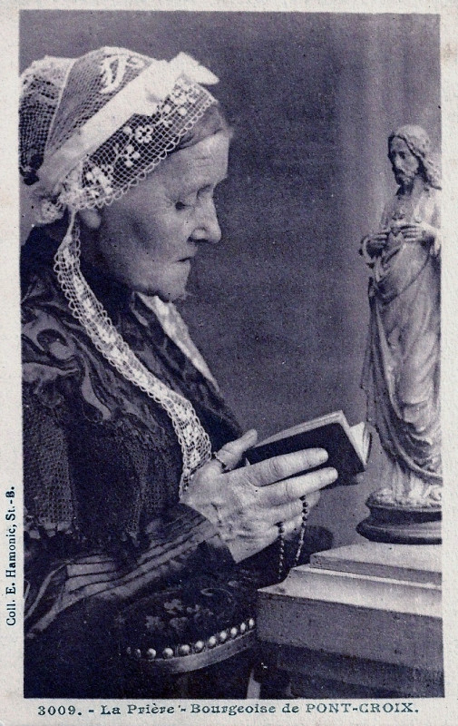 Carte postale ancienne Bourgeoise de Pont-Croix en prière